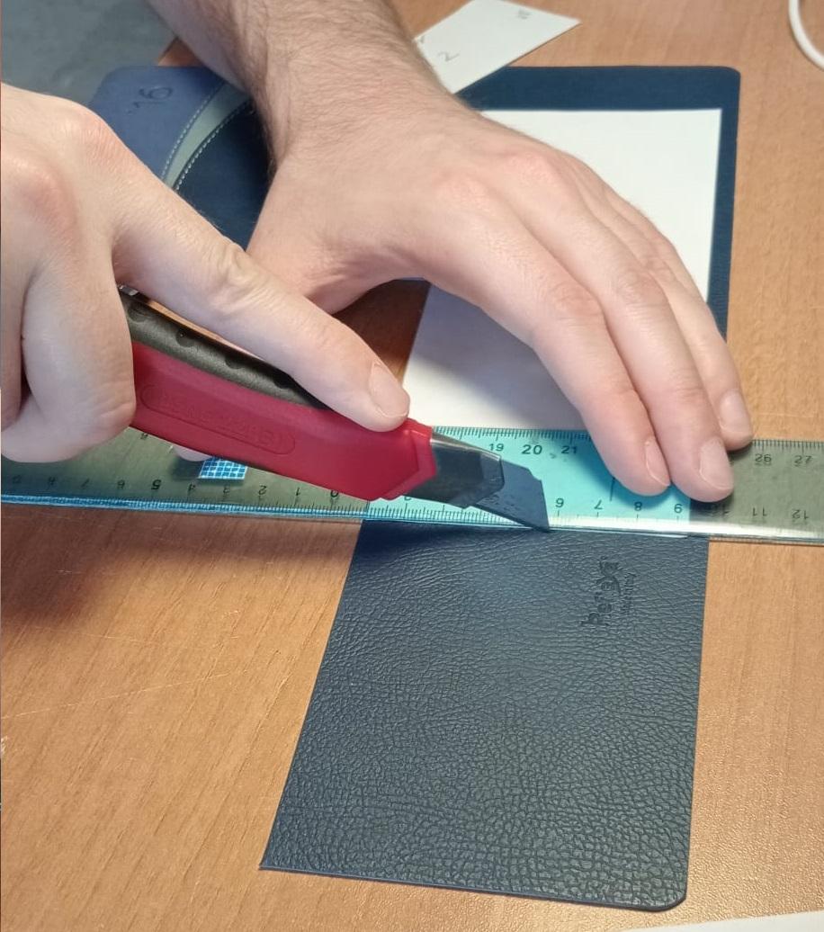 Cutting the Wallet Parts - Taglio Delle Parti Del Portafoglio